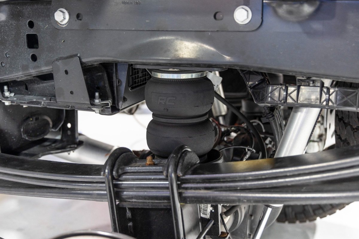 Ford F-250 Super Duty Air Spring Kit - Rear - Rough Country - Wireless Controller - '17-'23